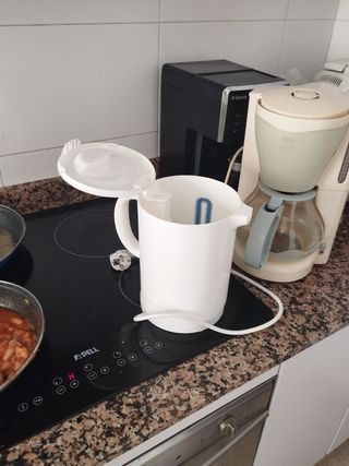 Tetera eléctrica blanca