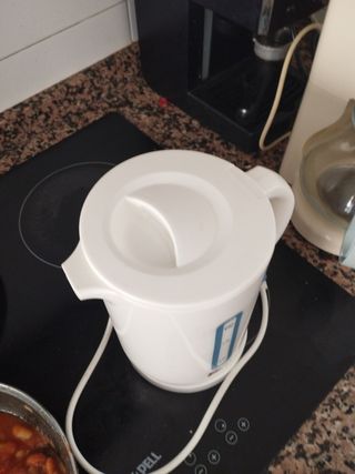 Tetera eléctrica blanca