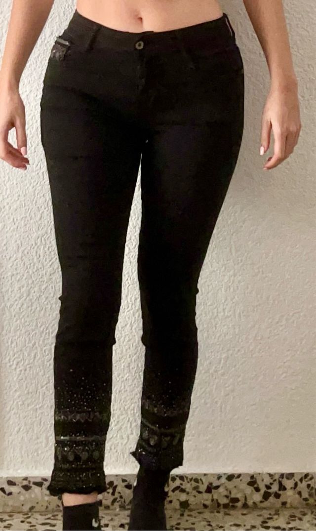 Vaqueros negros con detalles brillantes