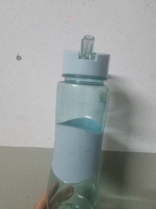 Garrafa de plástico azul e transparente