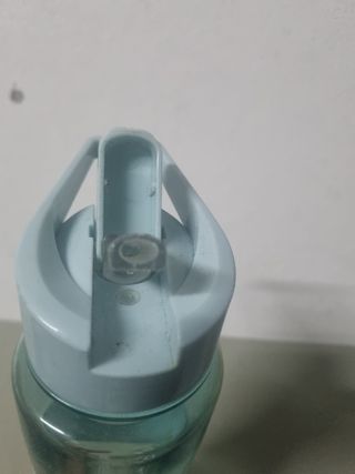 Garrafa de plástico azul e transparente