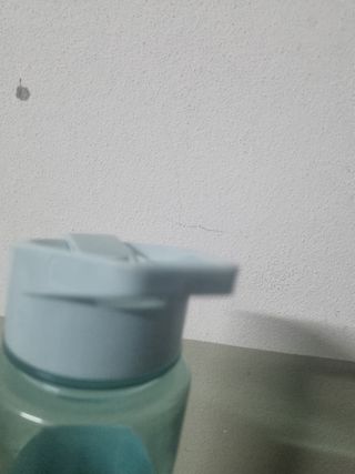 Garrafa de plástico azul e transparente