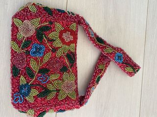 Bolso de mano rojo con abalorios florales