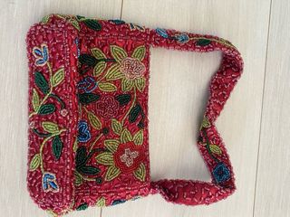 Bolso de mano rojo con abalorios florales