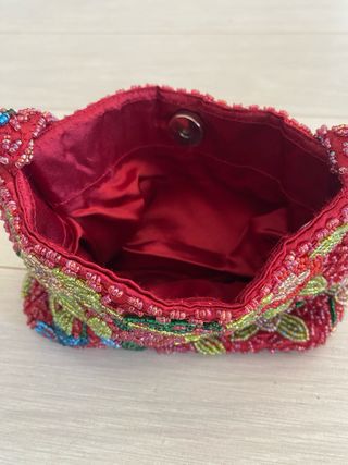 Bolso de mano rojo con abalorios florales