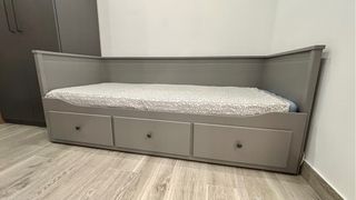 Diván IKEA Hemnes gris con colchón (como nuevo)