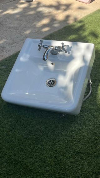 Lavabo blanco en perfecto estado