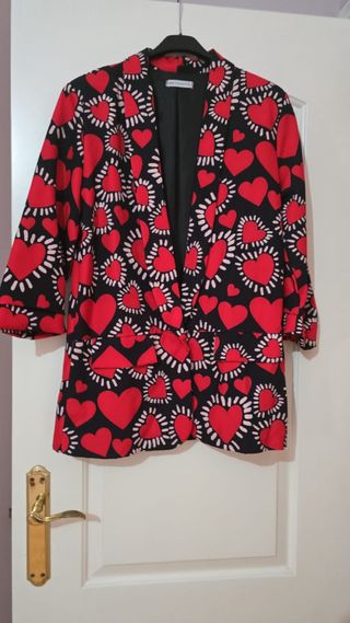 Americana con estampado de corazones