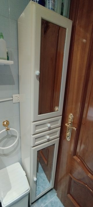 Armario de baño blanco con espejo