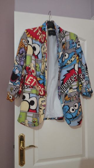 Americana con estampado de personajes