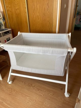 Minicuna gris con topitos blancos