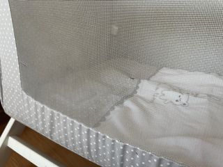 Minicuna gris con topitos blancos