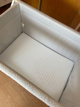 Minicuna gris con topitos blancos