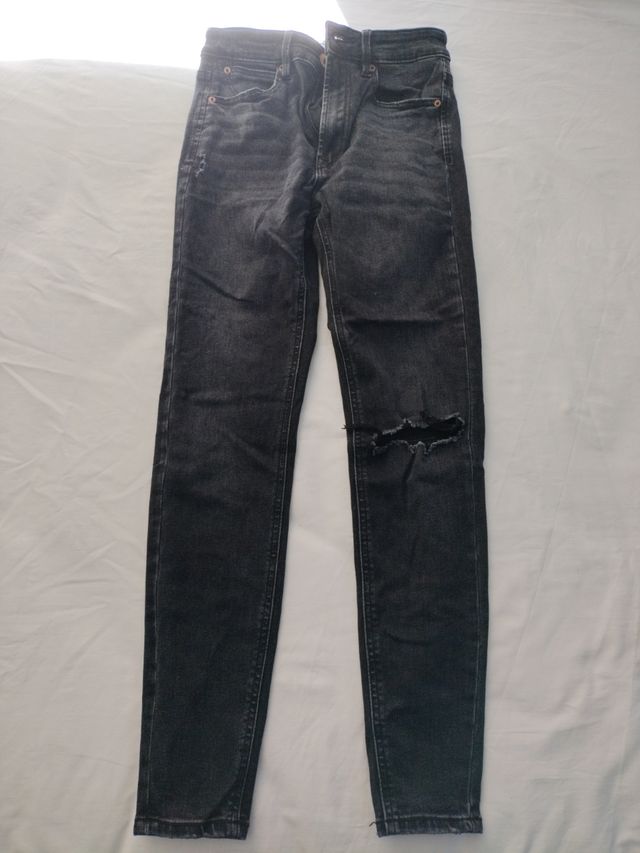 Pantalones vaqueros grises rotos. GRATIS.