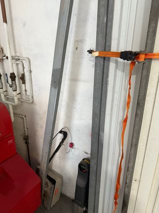 Dos portales metálicos de distintas medidas