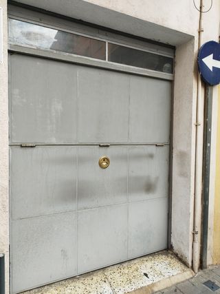 Puerta de garaje gris