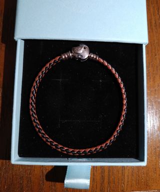 PULSERA ACERO LEÓN CUERO MARRÓN Y PLATA.