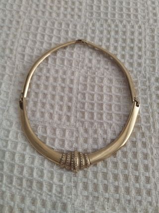 Collar dorado con pedrería