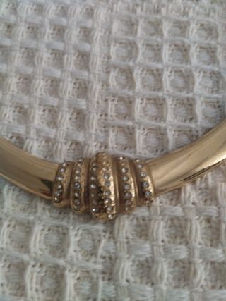 Collar dorado con pedrería