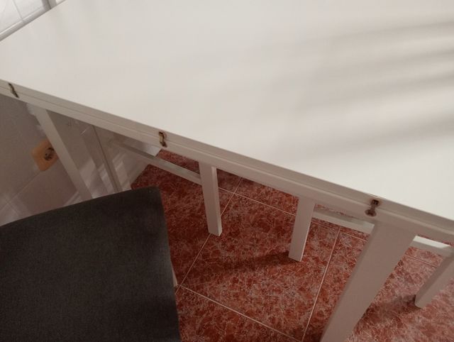 Mesa de cocina blanca. ( Sillas NO incluidas )