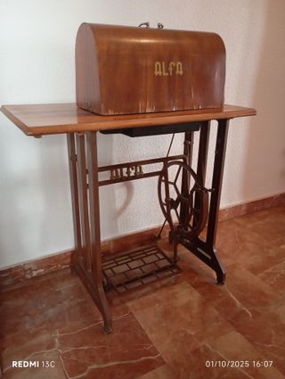 Máquina de coser Alfa antigua