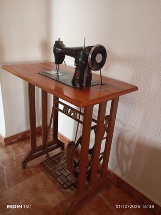 Máquina de coser Alfa antigua