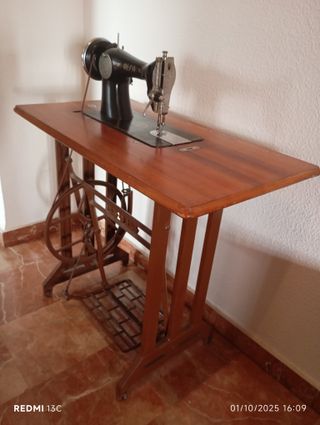 Máquina de coser Alfa antigua
