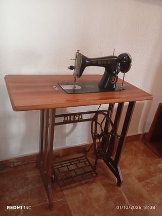 Máquina de coser Alfa antigua