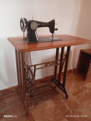 Máquina de coser Alfa antigua