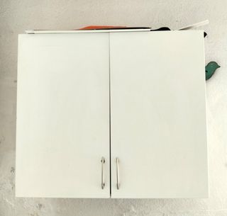 Armario de pared blanco y verde