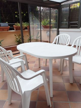 Mesa y 4 sillas de jardín blancas de resina blanca