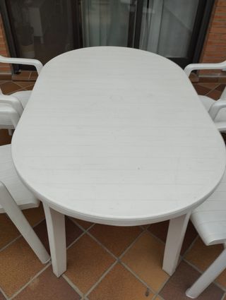 Mesa y 4 sillas de jardín blancas de resina blanca