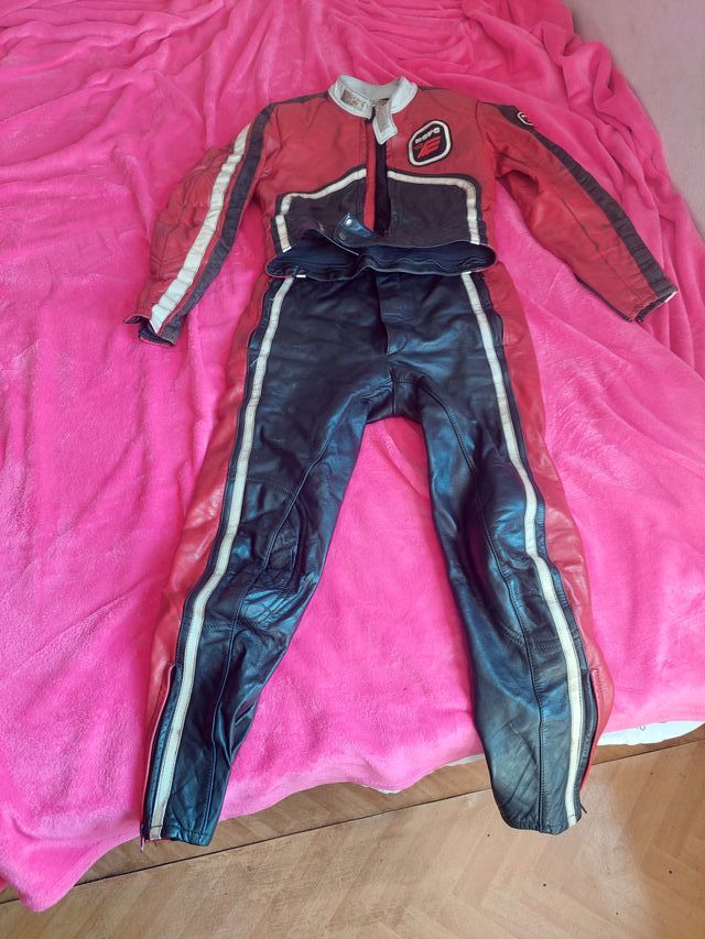 Traje de moto de cuero rojo y negro