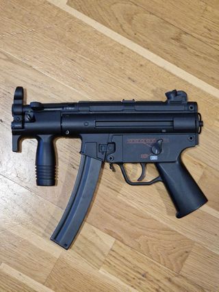 Pistola juguete y ropa militar
