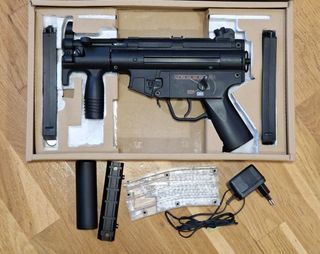 Pistola juguete y ropa militar