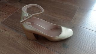 Zapatos tacón dorados con pulsera