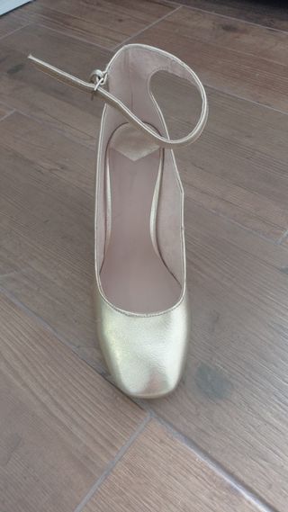 Zapatos tacón dorados con pulsera