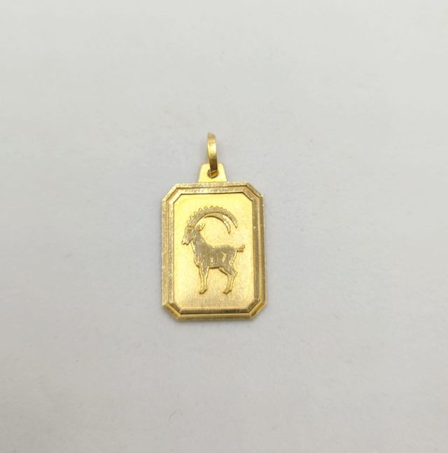 Colgante Capricornio oro de 18k, 2.17 g.