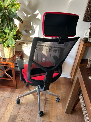 Silla de oficina ergonómica roja y negra