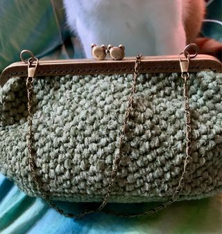 Borsa uncinetto in ciniglia verde con catena oro