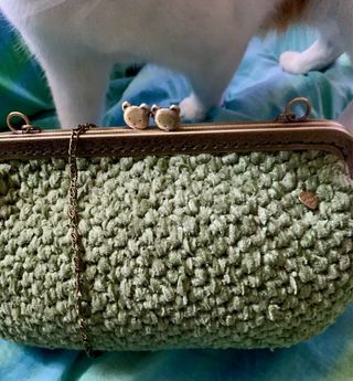 Borsa uncinetto in ciniglia verde con catena oro