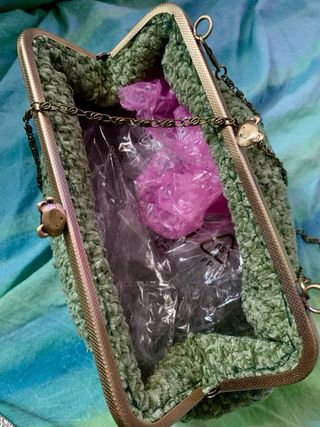 Borsa uncinetto in ciniglia verde con catena oro