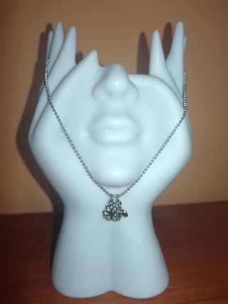 Collana con ciondolo fiore e ape in acciaio