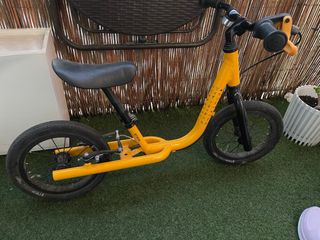 Bicicleta sin pedales amarilla