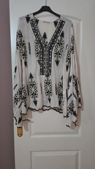 Blusa blanca bordada negra talla única