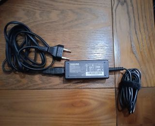 ORDENADOR PORTÁTIL TOSHIBA NEGRO Y AZUL 