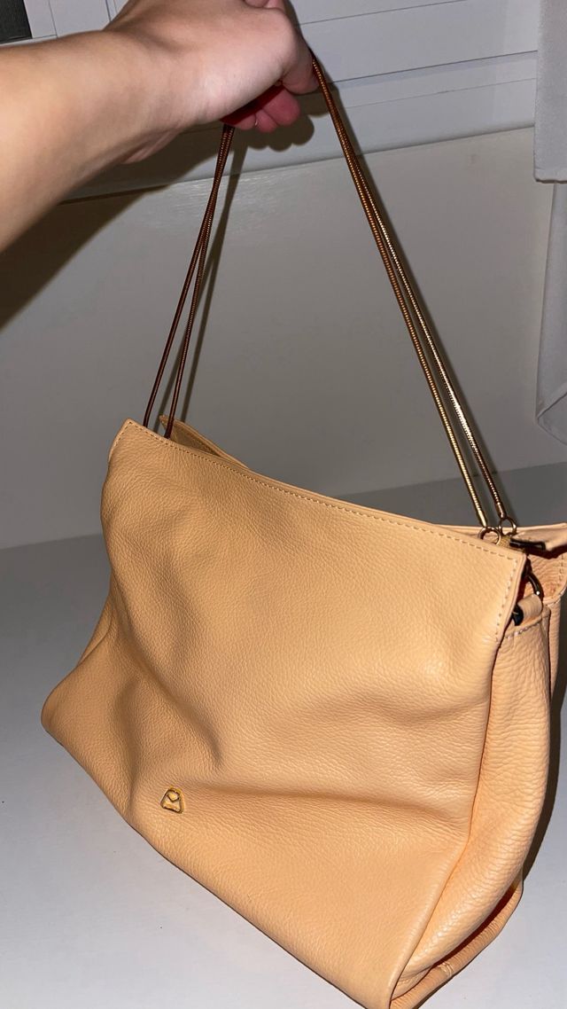 Bolso de piel color naranja y dorado