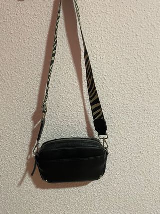 Bolso negro con correa de cebra