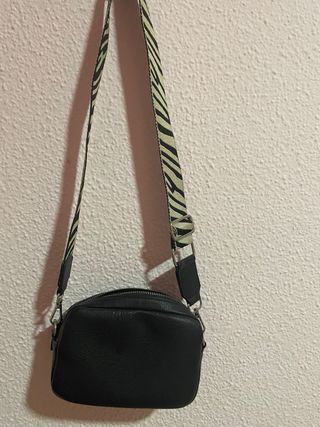 Bolso negro con correa de cebra