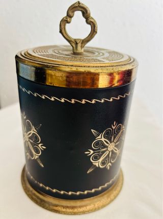 Pitillera Vintage Negra con Detalles Dorados